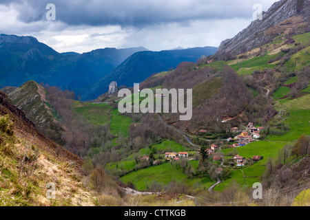 Vue près de Amieva vue vers le village de San Roman, parc national des Picos de Europa, Asturias, Espagne Banque D'Images