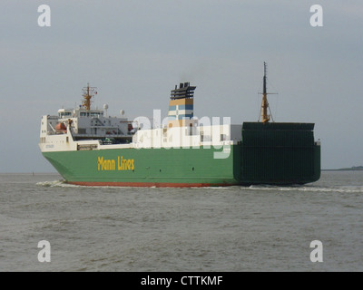Le navire RORO '''Estraden''' a quitté le port de Bremerhaven et est maintenant en direction de la mer du Nord Banque D'Images