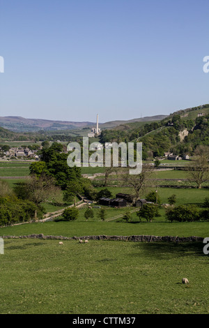 Une belle vue sur la vallée de printemps à Castleton vers l'espoir Cimenteries Banque D'Images