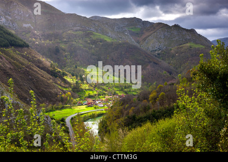 Les Asturies sur le bord du paysage Parc National Picos de Europa, Cano près de Cangas de Onis, Asturias, Espagne Banque D'Images