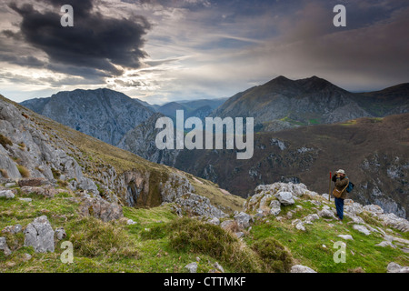 Vue de la Sierra Cocon plus Urdon vallée, Tresviso, parc national des Picos de Europa, Cantabria, ESPAGNE Banque D'Images