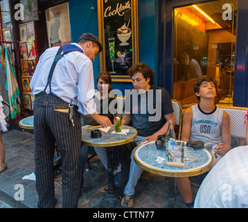 Paris, France, serveur français vintage, tables de service, à l'extérieur avec des touristes dans le café parisien, terrasse, dans le quartier de la Butte Montmartre, 'au Clarion des chasseurs' rue parisienne scène café trottoir, vacances, petit groupe de personnes Front vacances France Banque D'Images