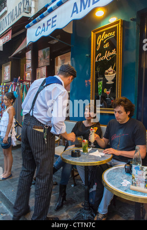 Paris, Café, France, serveur Vintage français, par derrière, tables à l'extérieur avec les touristes au Café Bistro Restaurant, dans le quartier de la Butte Montmartre, terrasse 'au Clarion des chasseurs', FEMME BUVANT DEHORS AU PUB, cocktails Paris Banque D'Images