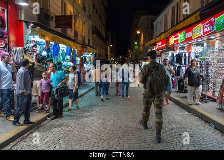 Paris, France, magasins touristiques dans la région de Montmartre, la nuit, avec des soldats de l'armée française patrouillant, rue animée, centre, nuit des gens ville lumière paris Banque D'Images