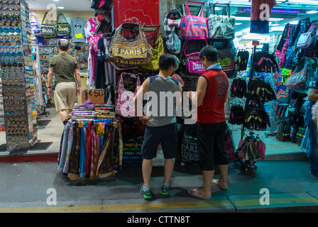 Paris, France, touristes chinois, adolescents Shopping dans les magasins touristiques de Montmartre, la nuit, souvenirs paris Banque D'Images