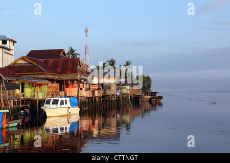 Teluk Meranti village sur les rives de la rivière Kampar à Sumatra. Banque D'Images