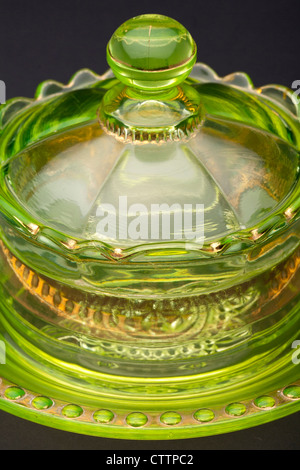 Vue de dessus d'un 'gold band' Ranson 'Vaseline glass' uranium couvert rond beurrier produite par la rivière Glass Co. en 1899. Banque D'Images