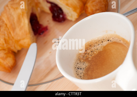 Des croissants frais et brioche française typique café petit-déjeuner traditionnel italien Banque D'Images