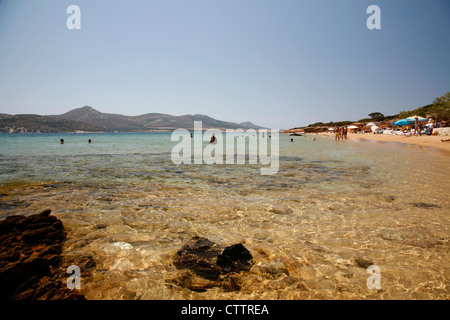 Les touristes nager sur une plage avec des eaux cristallines à Antiparos, Grèce. Banque D'Images