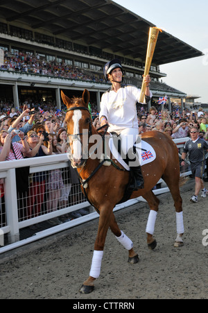 ZARA PHILLIPS PORTE LE FLAMBEAU OLYMPIQUE À L'hippodrome de Cheltenham et son cheval TOYTOWN Équitation Banque D'Images