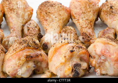 Close-up d'une tôle de cuisses de poulet rôties au four - studio shot Banque D'Images