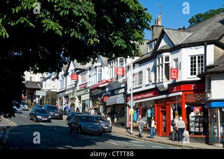 Les visiteurs les touristes se promenant dans les magasins de la ville Centre en été Bowness sur Windermere Cumbria Angleterre United Royaume-Uni Grande-Bretagne Banque D'Images