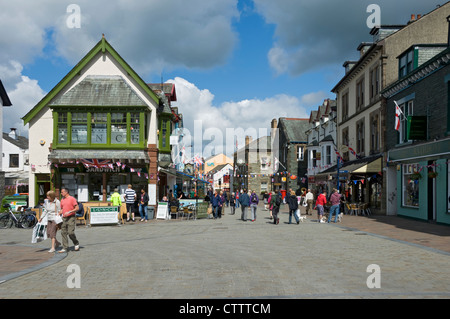 Les visiteurs touristes se promenant dans le centre-ville de Keswick en été Cumbria Angleterre Royaume-Uni GB Grande-Bretagne Banque D'Images