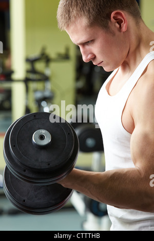 Image de l'homme dans la formation sportive Sport avec barbell Banque D'Images