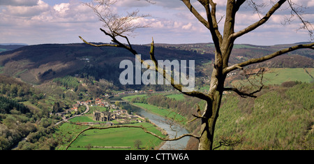 Rivière Wye,Vallée de la Wye et Abbaye de TINTERN PRISES À PARTIR DE LA CHAIRE DU DIABLE SUR LA FRONTIÈRE AVEC L'Angleterre. Banque D'Images