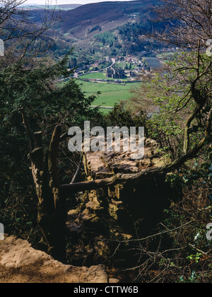 La Chaire du diable, une formation rocheuse surplombant la vallée de la Wye avec ruinée Abbaye de Tintern dans valley Banque D'Images