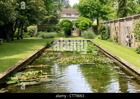 L'étang dans les jardins clos de Athelhampton House Dorset Banque D'Images