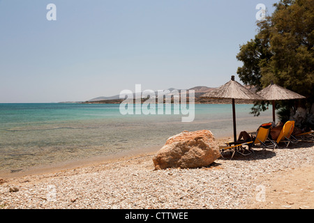 La plage de Psaraliki avec de l'eau claire comme du cristal à Antiparos, Grèce. Banque D'Images