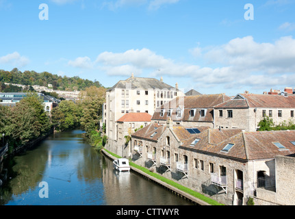 La rivière Avon qui passe par la ville de Bath dans le Somerset, Royaume-Uni Banque D'Images