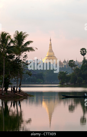 Shwedagon Pagoda et Lac Kandawgyi, Yangon, Myanmar Banque D'Images