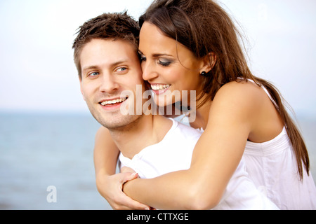 Portrait of a handsome man carrying son amie sur son dos Banque D'Images