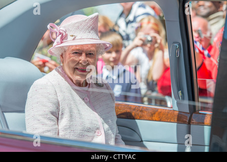 Sa Majesté la Reine Elizabeth II lors de la visite royale à Worcester pour ouvrir la nouvelle bibliothèque de Worcester 'La Ruche' en juillet 2012. Banque D'Images