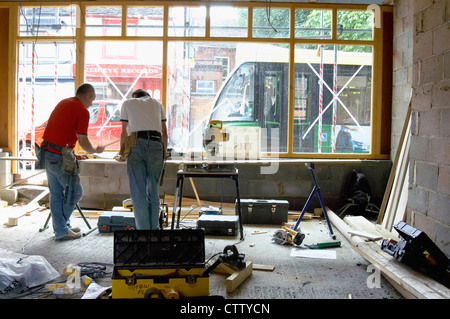 Builders travail dans un magasin. Banque D'Images