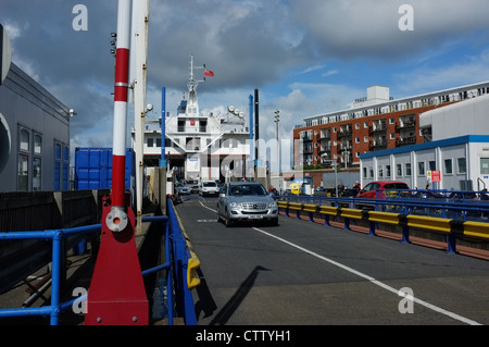 Wightlink, île de Wight ferry arrivant à Portsmouth Banque D'Images