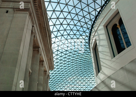 Conçu par Foster and Partners, le dôme de verre qui couvre le toit segmenté la grande cour du British Museum. Banque D'Images