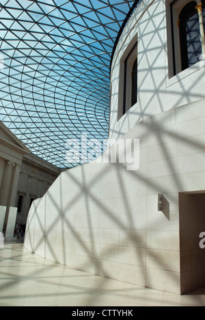 Conçu par Foster and Partners, le dôme de verre qui couvre le toit segmenté la grande cour du British Museum. Banque D'Images