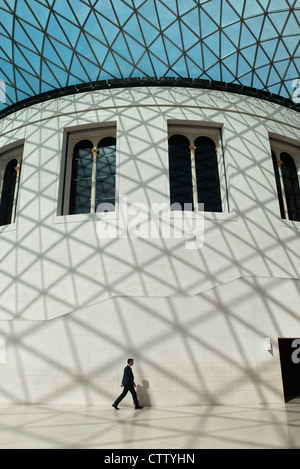 Conçu par Foster and Partners, le dôme de verre qui couvre le toit segmenté la grande cour du British Museum. Banque D'Images