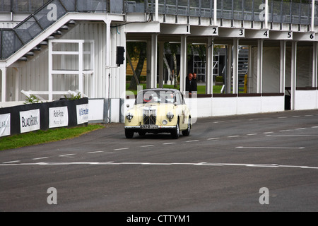 Journée circuit à Goodwood Motor Racing Circuit avec Rover, Austin, MG et Jaguar Cars. Banque D'Images
