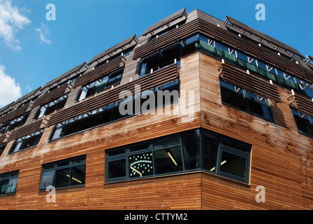 Le pont Académie qui se trouve à côté du Regent's Canal et la maison pour 1150 élèves sur Laburnum Street, South Hackney, à l'Est de Londres. Banque D'Images