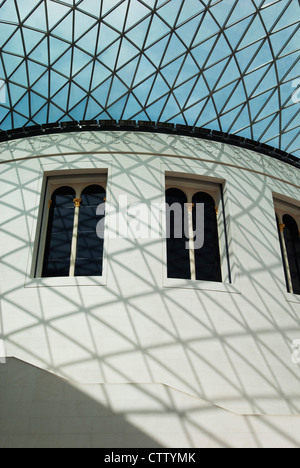 Conçu par Foster and Partners, le dôme de verre qui couvre le toit segmenté la grande cour du British Museum. Banque D'Images