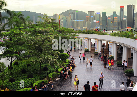 Les gens à Tsim Sha Tsui au coucher du soleil. Banque D'Images