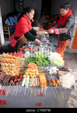 Un stand avec des aliments de rue traditionnels à Fenghuang Banque D'Images