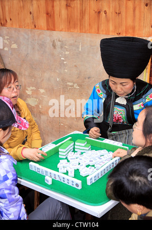 Les gens jouer mahjong dans une rue de Fenghuang Banque D'Images