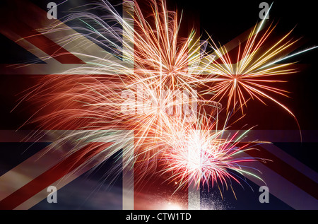Angleterre Union Jack Flag avec Fireworks Background Banque D'Images