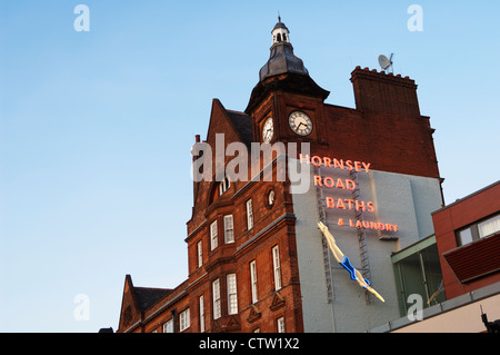 À la recherche jusqu'à un signe au néon pour l'Hornsey Road Bains & Blanchisserie. Banque D'Images