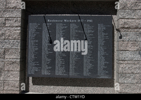 Plaque de pierre placé sur un mur avec les noms des travailleurs qui ont travaillé sur le Mt. Rushmore, Monument National du Mont Rushmore, dans le Dakota du Sud, États-Unis d'Amérique Banque D'Images