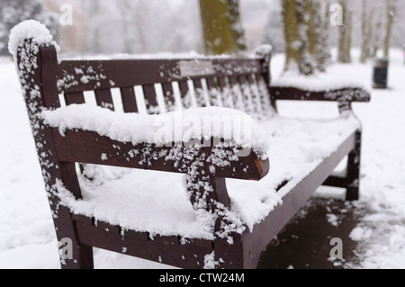 Un banc de parc en Waterlow Park, Highgate, au nord de Londres. Banque D'Images