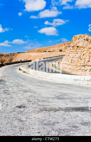 Route sur le col de montagne en Jordanie en journée ensoleillée Banque D'Images