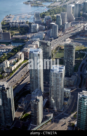 Toronto, juin 2012, à la ville de Toronto sur les gratte-ciel bâtiments vus de la Tour CN, comprend le Quartier Financier Banque D'Images