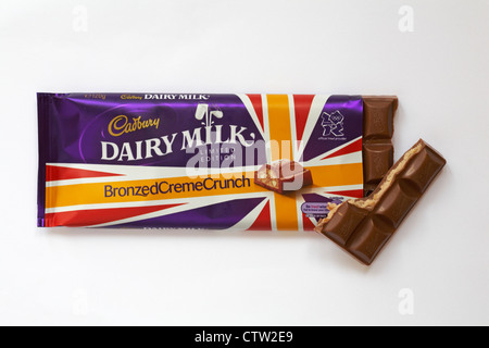 Bar de Cadbury Dairy Milk limited edition bronzée Creme chocolat Crunch pour commémorer les Jeux Olympiques isolé sur fond blanc Banque D'Images