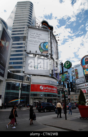 Juin 2012 Toronto Eaton Centre, entrée privée sur la rue Yonge, les lieux d'un tournage en mai 2012 Banque D'Images