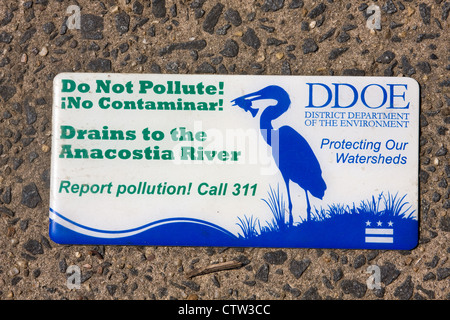 District de Columbia Ministère de l'environnement ne polluent la rivière Anacostia est déchargée à signer au sommet d'un drainage de tempête Banque D'Images