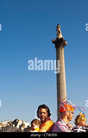 Les gens en face de la Colonne Nelson à Trafalgar Square, dans le cadre du Holland Festival à la Chambre le 17 avril 2010. Banque D'Images