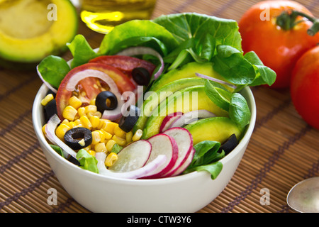 Salade d'avocat et de maïs doux Banque D'Images