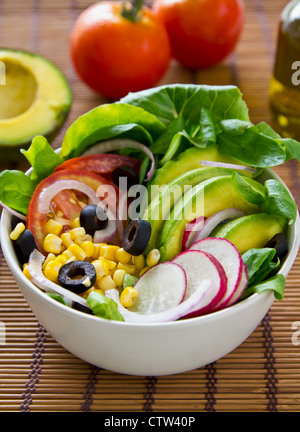 Salade d'avocat et de maïs doux Banque D'Images