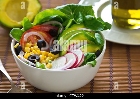 Salade d'avocat et de maïs doux Banque D'Images